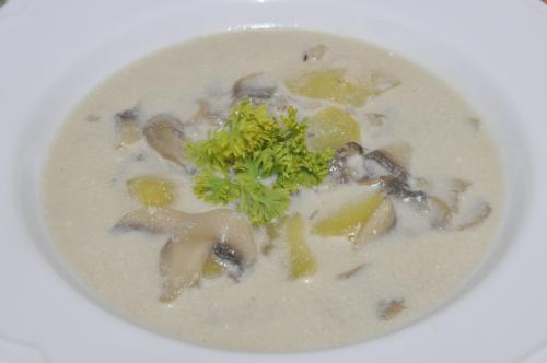 Bramborová polévka na kyselo s kroupy – Snadné Česko recept, zvládnete za 30 - 45 minut